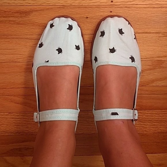 urban outfitters cat shoes